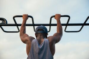 Najlepsze ćwiczenia na biceps. Jak trenować biceps?