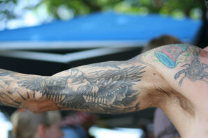 Jaki tatuaż męski na przedramię zrobić? Najlepsze pomysły i wzory
