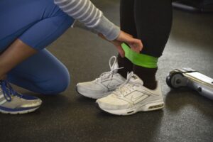 Trening i cwiczenia dla mężczyzn z gumami w domu