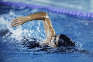 Jak powinno się pływać kraulem? Czy pływanie kraulem jest zdrowe?