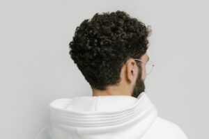 Jak zrobić kręcone włosy u mężczyzny? Do jakiej twarzy pasują loki męskie?