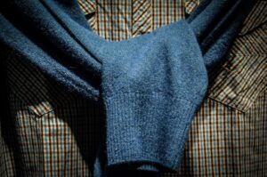 Jaka koszula do spodni w kratę – porady i stylizacje