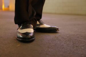 Jakie buty pasują do czarnych spodni męskich? Brązowe czy czarne?