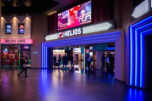 Jak długo trwają reklamy w kinie Helios? Ile można spóźnić się do kina?