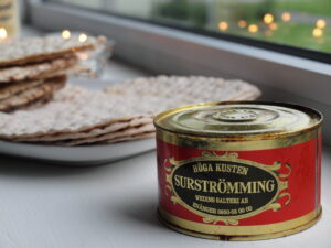 Jak jeść szwedzkie śledzie kiszone? Gdzie w Polsce kupić surströmming?