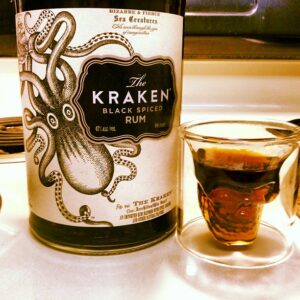 Skąd pochodzi i jak smakuje rum Kraken? Z czym się pije rum Kraken?
