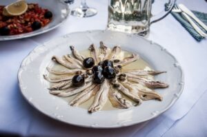 Co to jest anchois? Jak smakuje, gdzie je kupić? [anszua, anhua]