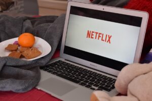 Jak oglądać Netflix poza miejscem zamieszkania? Jak przypisac TV do gospodarstwa domowego Netflix?