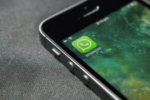 Czy można odzyskać stare i usunięte wiadomości z WhatsApp?